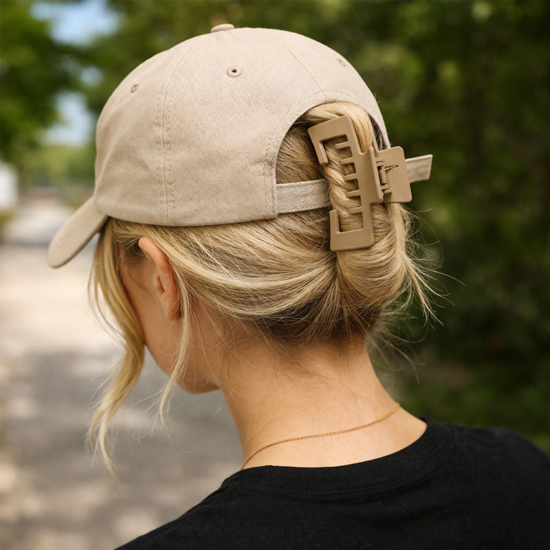 🔥Limited-time offer: only £6.99 per item🧢 Oversized Hat-Friendly Hair Claw Clip 🧢