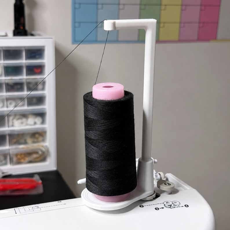 🧵Large Capacity Thread Spool Stand🪡(Compatible With Most Sewing Machines In UK Markets)